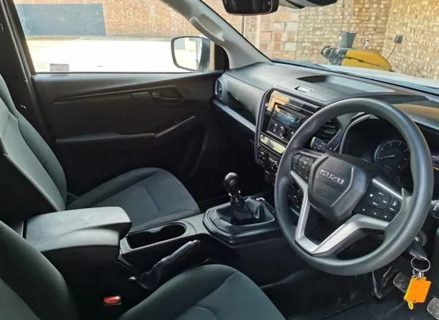 
								ISUZU D-MAX 2024 4,000km full									