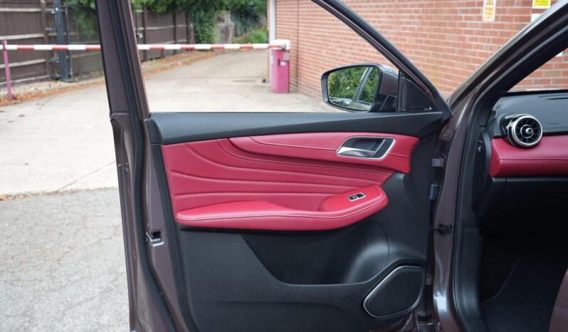 
								MG MG HS 2023 21,858 km full									